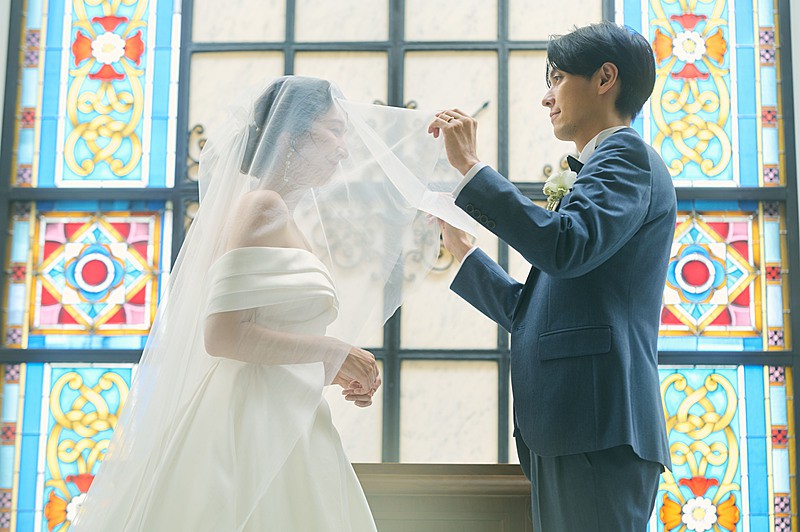 永遠の誓いを彩るステンドグラス