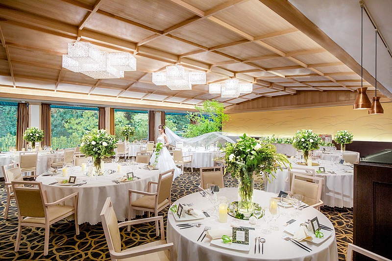 木の温もりと自然光に包まれる、和モダンな会場「欅桂の間」