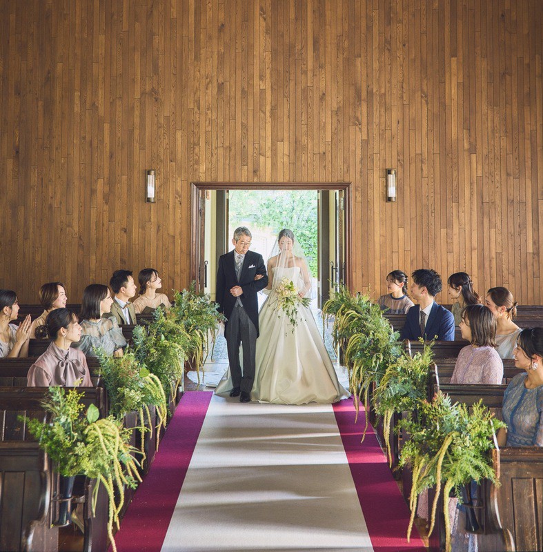 木の温もりを感じるクラシカルな教会