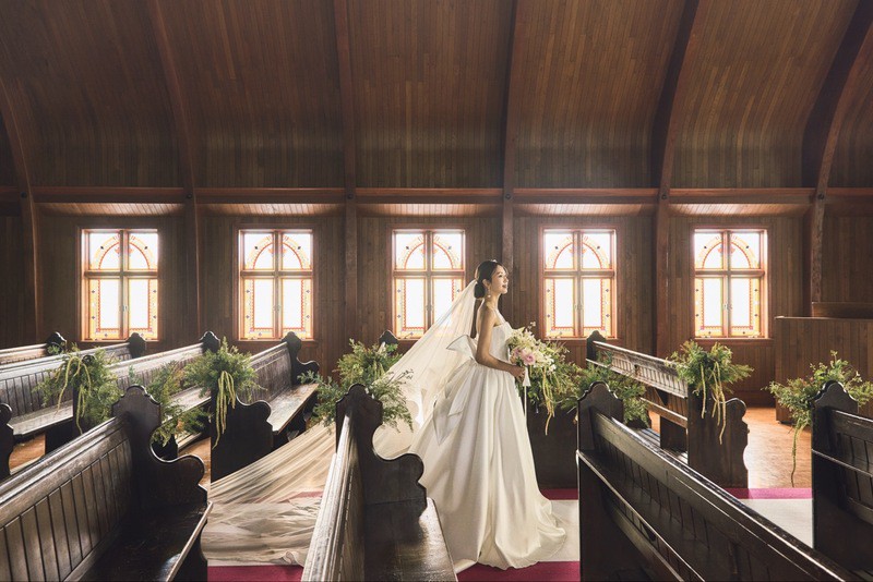 ステンドグラスから降り注ぐ陽光