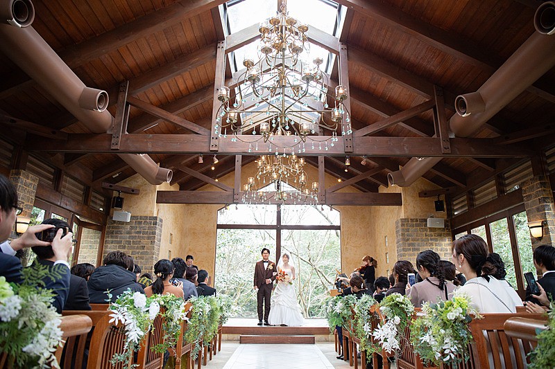 冬のチャペルで迎えるあたたかい時間	