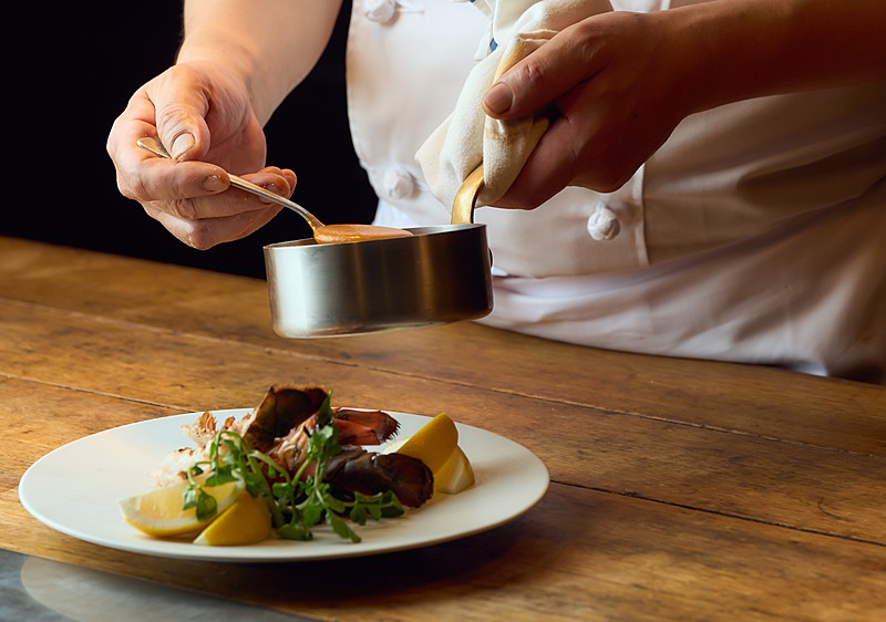 オープンキッチンから出きたてのお料理でおもてなし