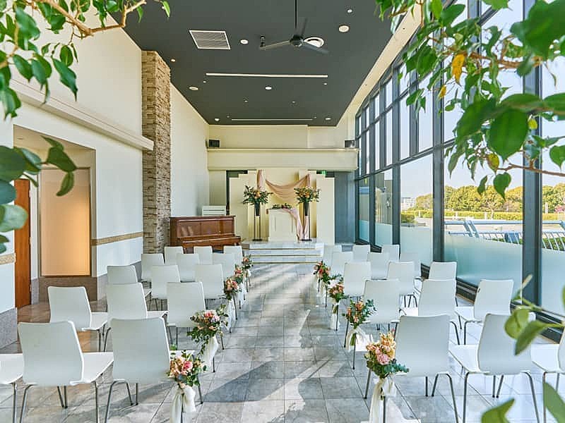 天井高6mまで広がる一面のガラス窓から光が注ぐチャペル空間