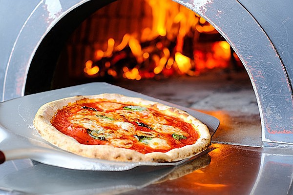 薪窯ピッツァで彩る至福の一皿 