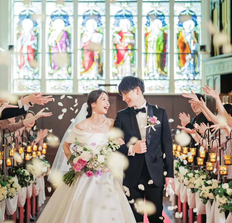 宝石の粉で色付けされたステンドグラス