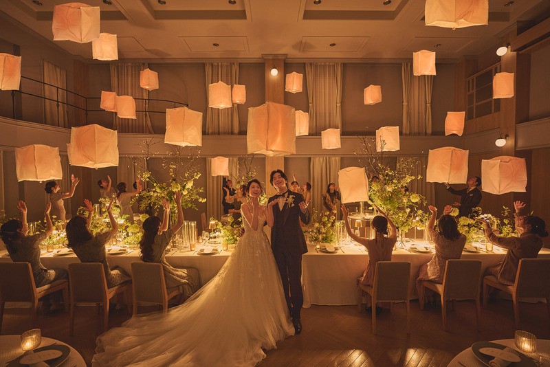 洗練された「迎賓館」のような設えと、自然光や緑が心地よい空間。