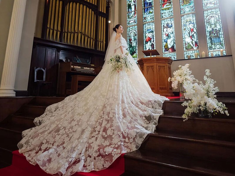 生地やレース、細部までこだわりが光る