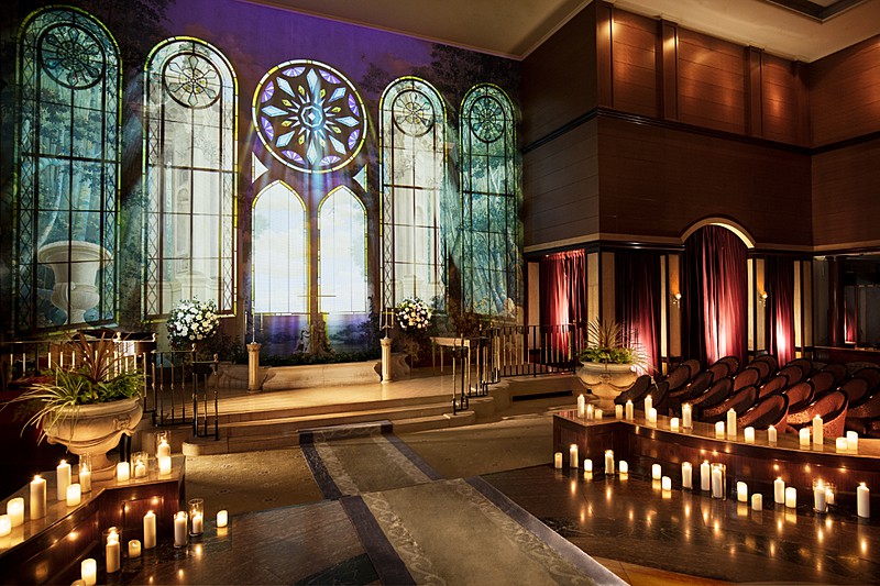 2層吹き抜けの壮麗なアトリウムロビー