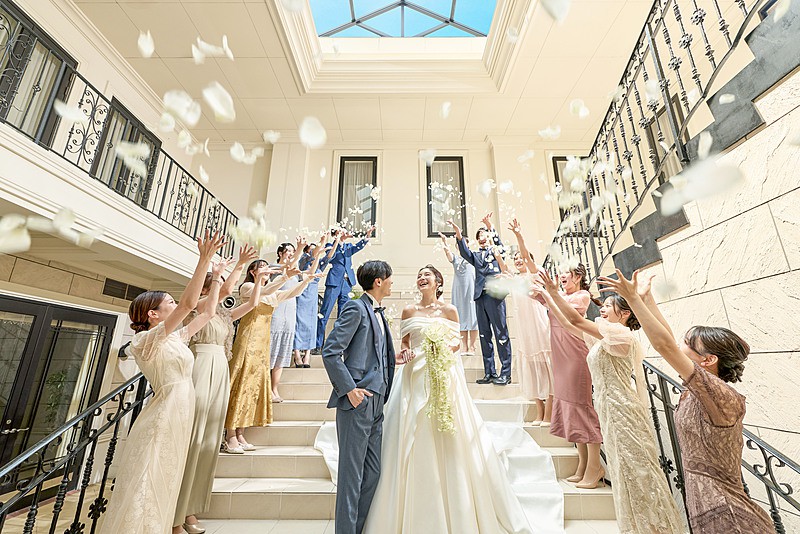 憧れの大階段で祝福のセレモニー