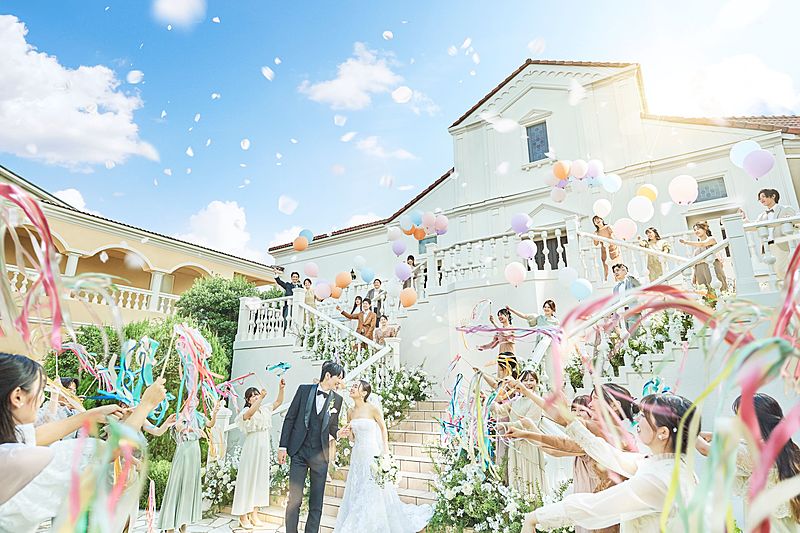 開放感あふれる大階段でゲストから祝福を