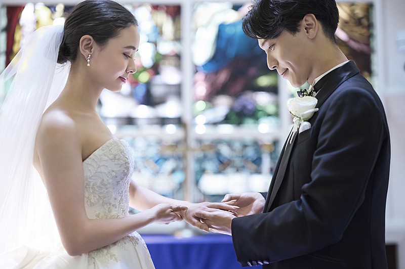 美しいステンドグラスが見守る聖壇