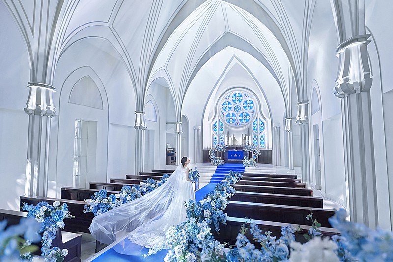 圧巻のステンドグラスを備えた大聖堂	