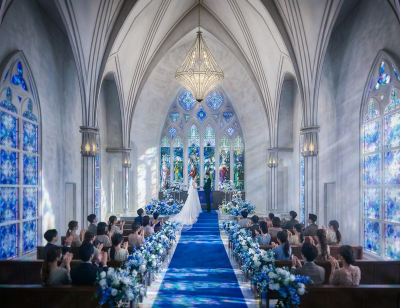 ロイヤルブルーの光に包まれる感動のセレモニー