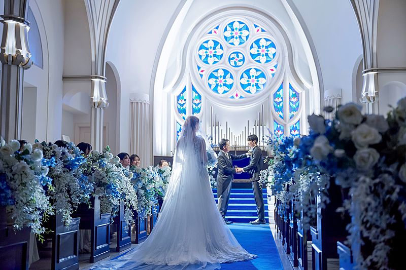 ロイヤルブルーの光に包まれる感動のセレモニー