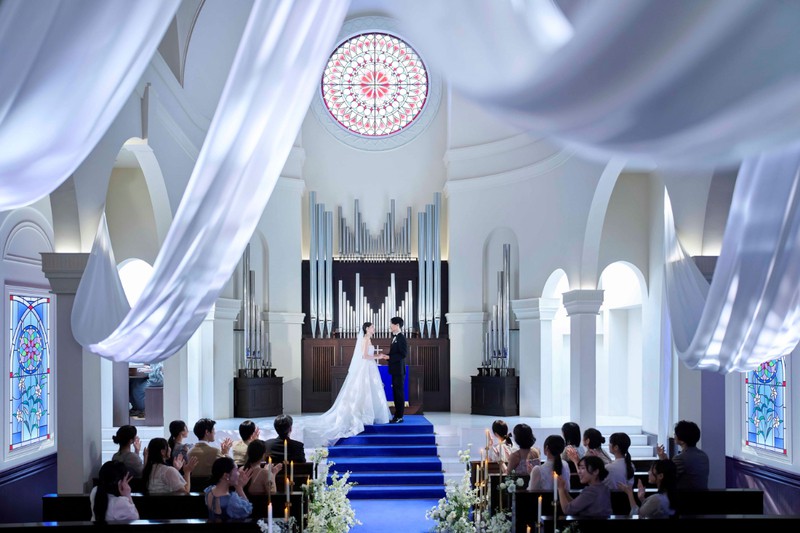 純白が映えるロイヤルブルーのバージンロード