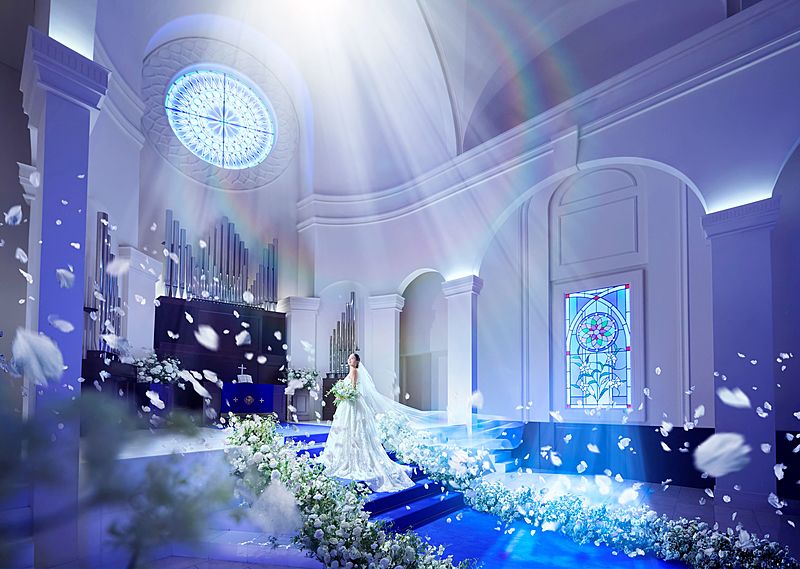 輝く未来を映し出すロイヤルブルーのバージンロード