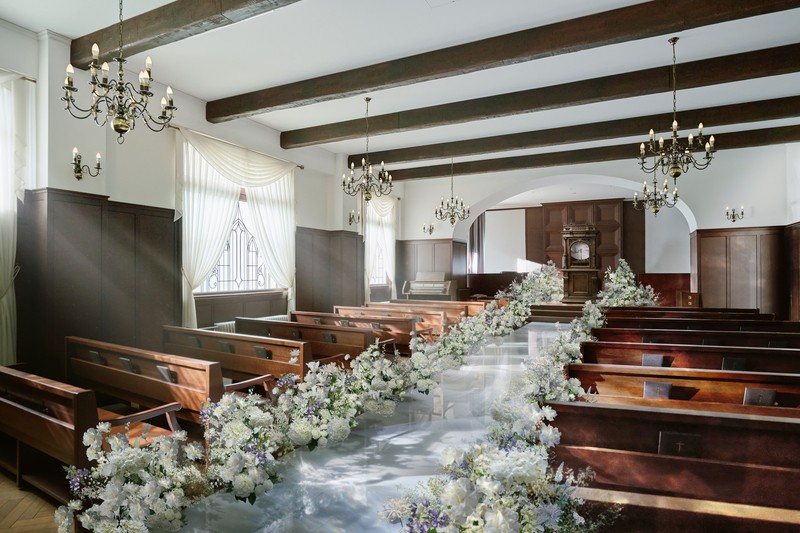 クラシック・チャペルでの結婚式は心に響く生演奏の音色と聖歌が会場を包み、やわらかで自然光に満ちた印象的なシーンを演出します。
