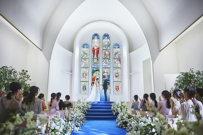 ウエディングドレスが映えるロイヤルブルーのバージンロード