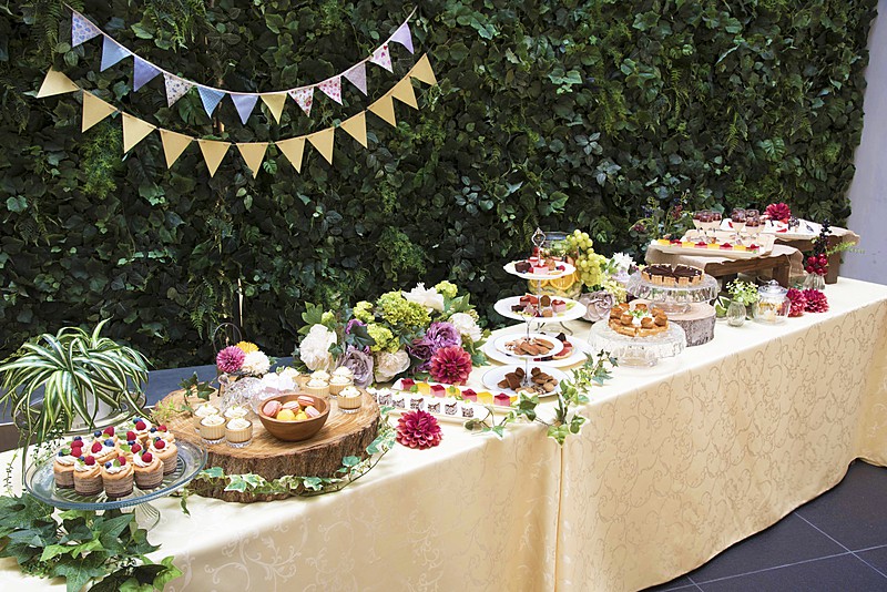 人気レストランのビュッフェ 	