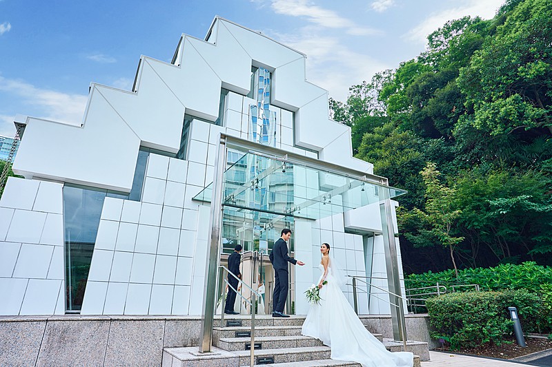 公園の緑に映える白い外観