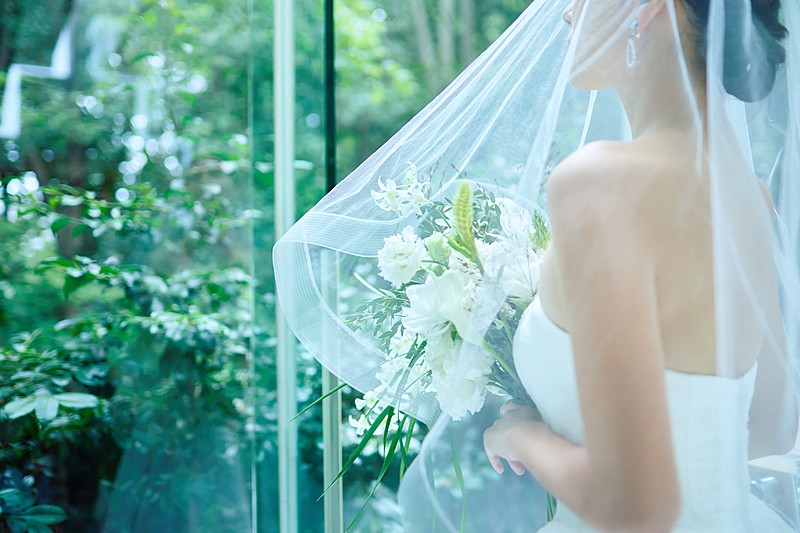 静寂に包まれながら神聖な挙式