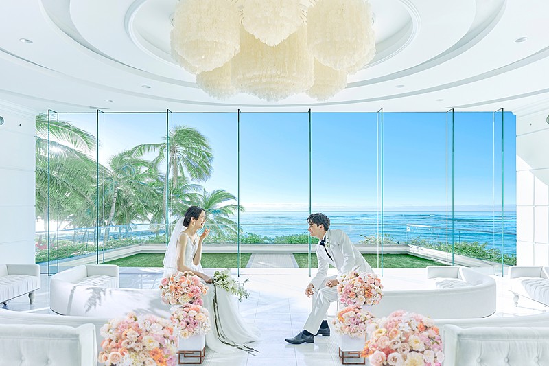 ピュアホワイトの世界で感動的なセレモニー