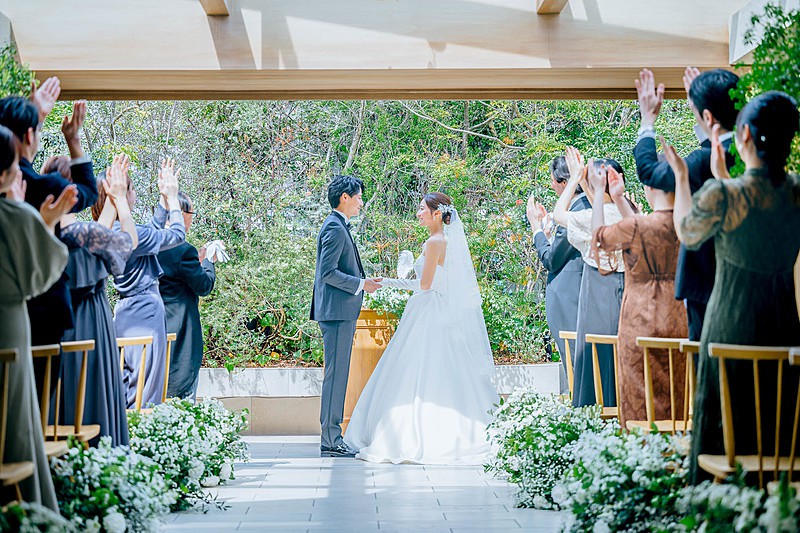 ゲストに見守られながら感動的な挙式を