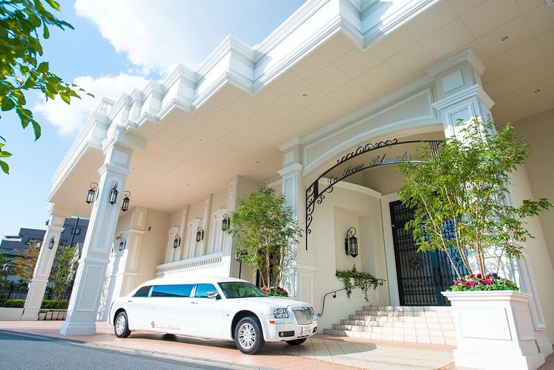 駅近に建つ白亜の邸宅