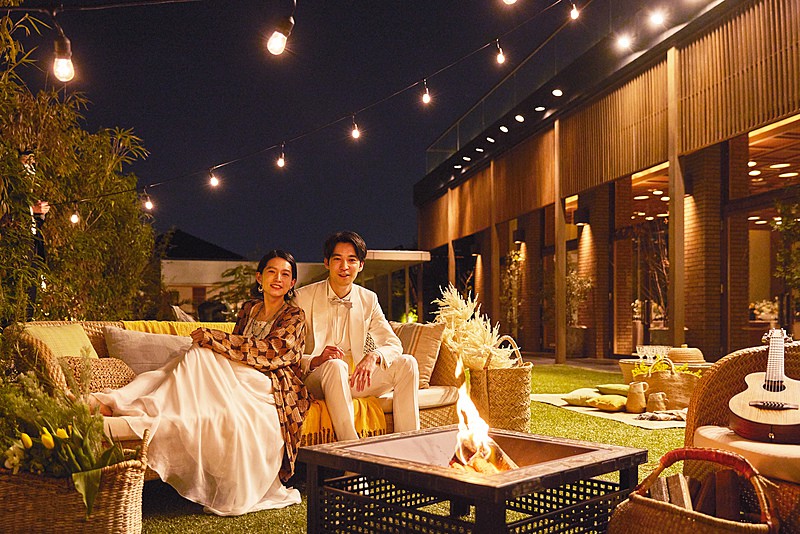 ライトアップしたガーデンは大人がゆったりと寛げる贅沢な空間に