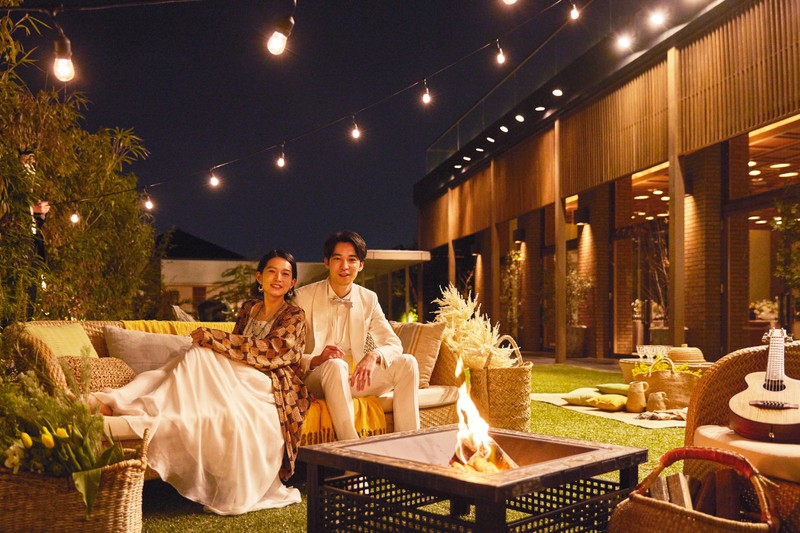 ライトアップしたガーデンは大人がゆったりと寛げる贅沢な空間に