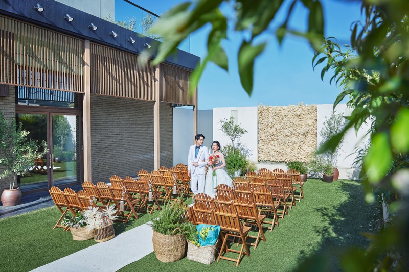 青空の下で叶う、開放的なガーデン挙式
