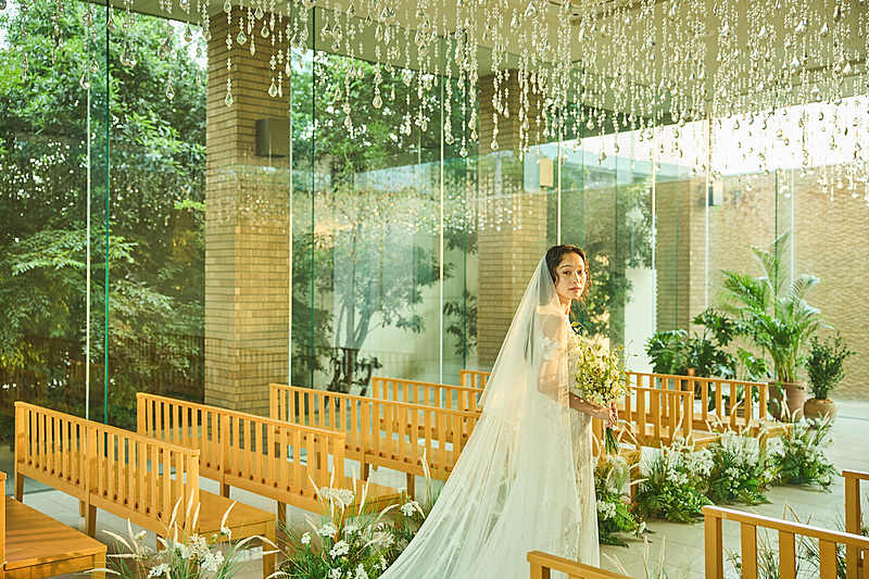 無数のクリスタルがより一層花嫁を美しく演出