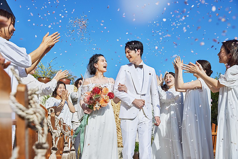 大切なゲストからの祝福を受けて幸せが溢れる瞬間