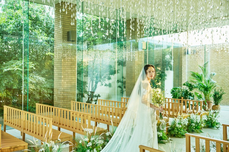 大切なゲストからの祝福を受けて幸せが溢れる瞬間