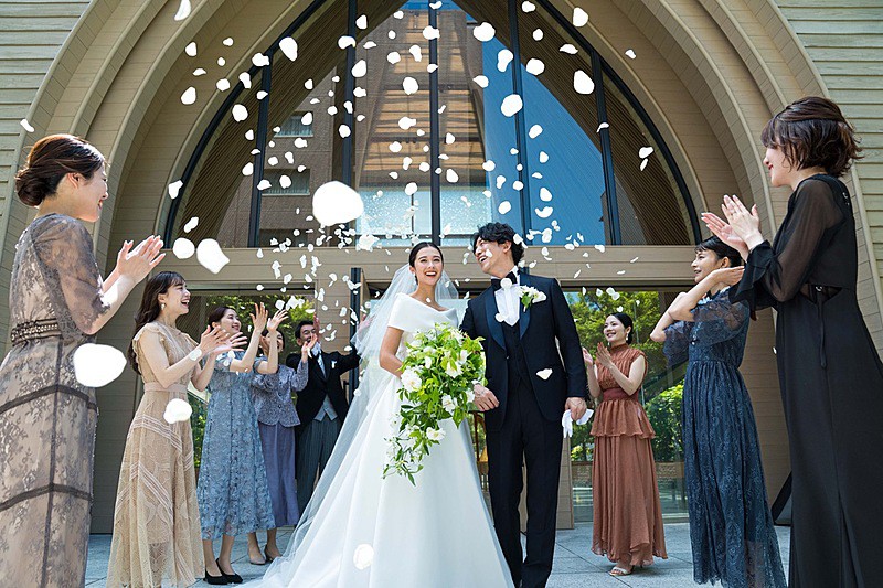 広がる緑とゲストが盛大に祝福してくれる空間