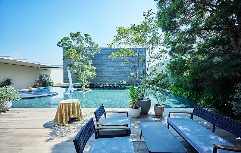 全館どこからでも自然光と水の煌めきを感じられる美空間