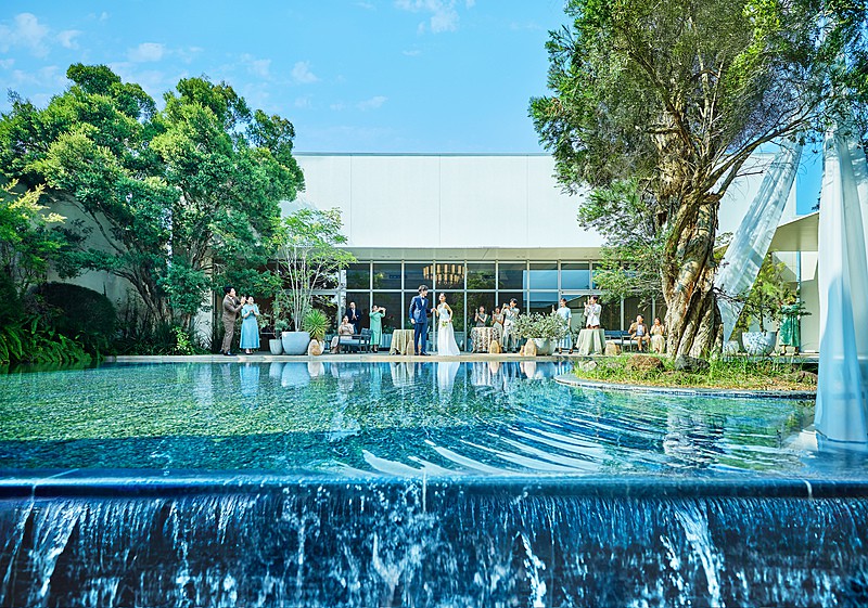 陽光の下で開放的なテラスでのデザートビュッフェ