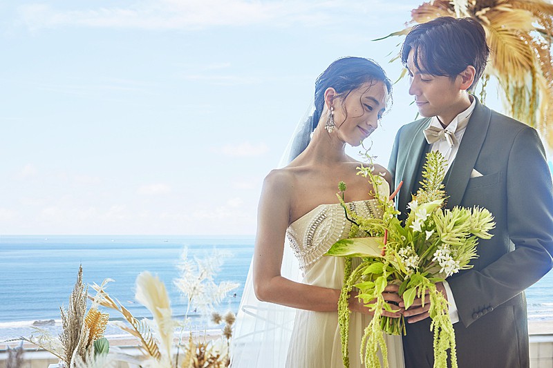 太平洋を一望するオーシャンビューで絵画のような誓いのひとときを