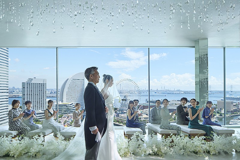 花嫁をより美しく魅せる陽光溢れるガラス張りのチャペル