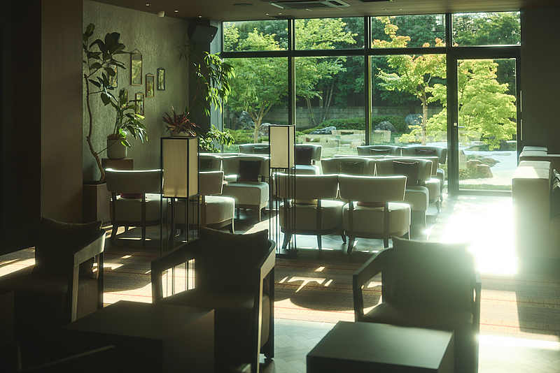 待合スペースは伝統とモダンが調和する本質を、求めた美空間 