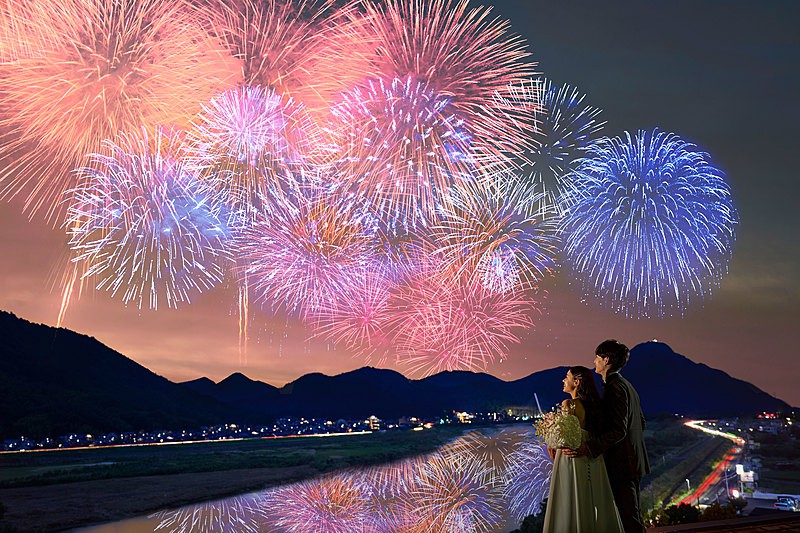 昼と夜で表情を変える、長良川の絶景ロケーション