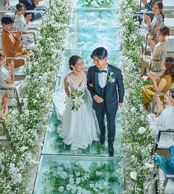 季節のお花が彩るガラスのバージンロード	
