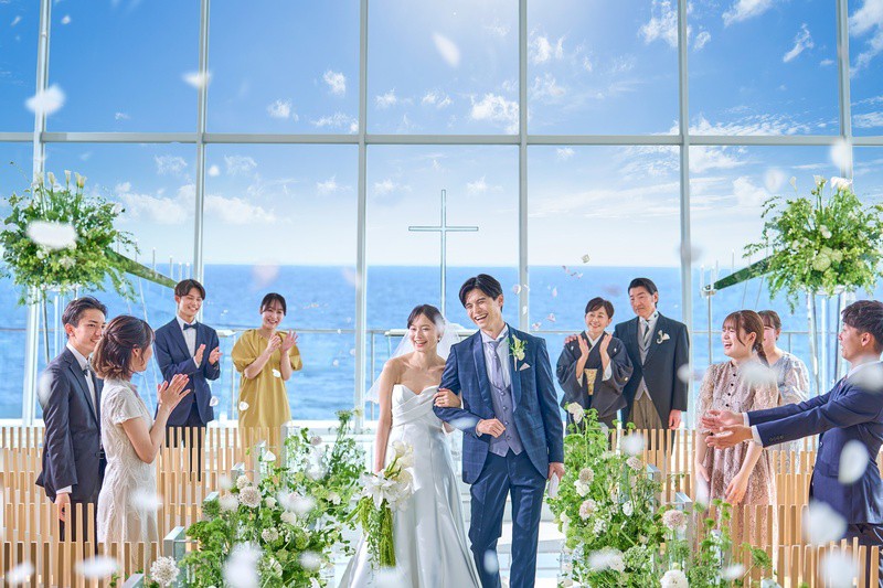 自然光が差し込む開放的なチャペルはゲストも思わず歓声を上げる	