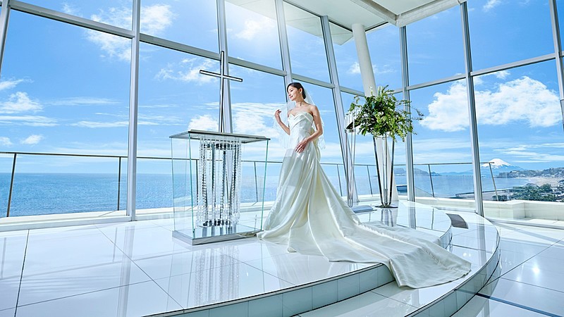 水平線へと続くやさしい陽光に照らされたバージンロード  