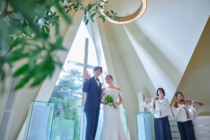 あたたかな自然光に包まれながらの挙式