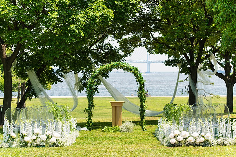 みなとみらい臨港パークで、空と海と緑に包まれたガーデン挙式	