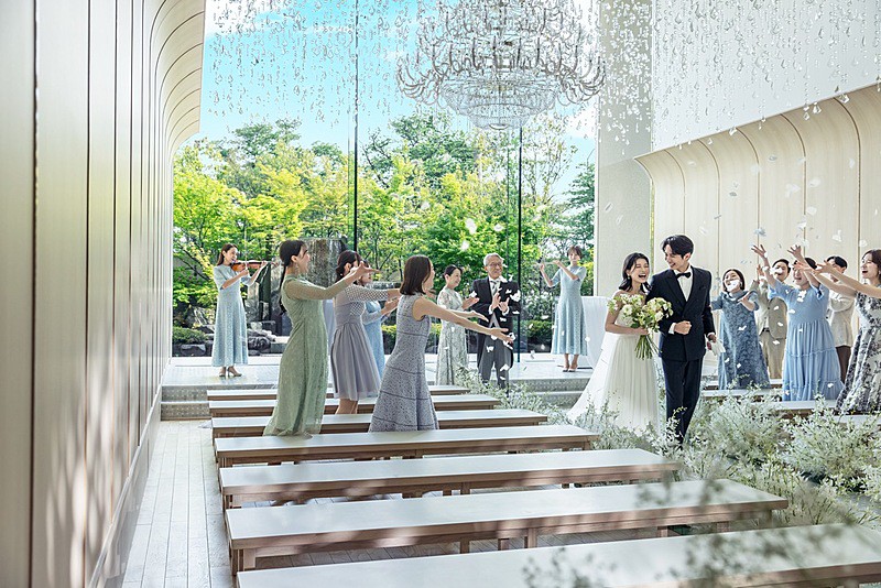 クリスタルが煌めく壮麗なチャペルで迎える挙式