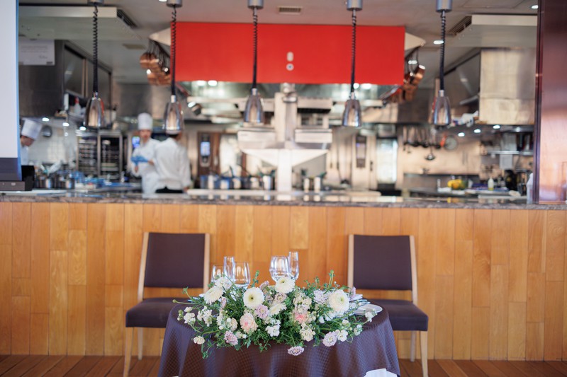 料理が生まれる瞬間を間近で感じられる、臨場感あふれるオープンキッチン。	