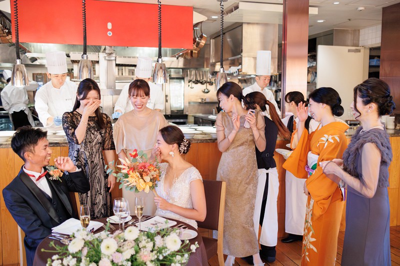 大切なゲストと会話と笑顔が自然に広がる、距離の近いパーティ	