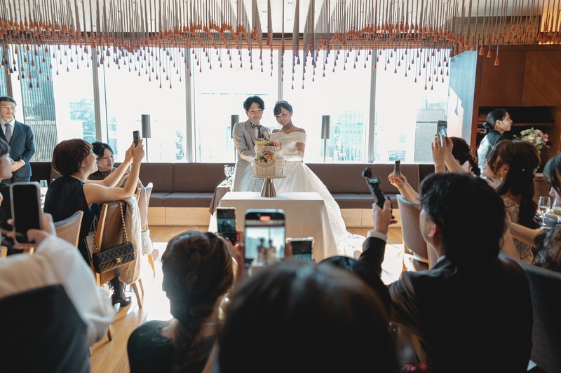 ゲストに見守られながら誓う、温かな宴内人前式	